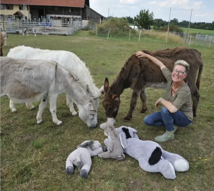 Christiane Schuler mit Tieren auf dem Scheuerleshof – tiergestützte Therapie